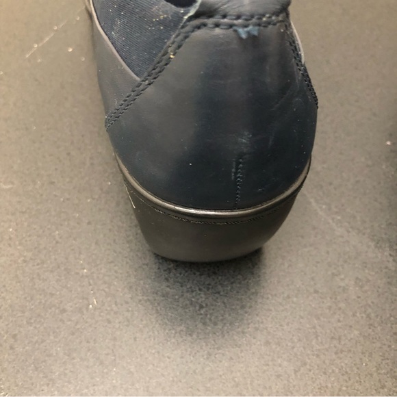 Easy Spirit Women's Size 10M Navy Blue Leather Round Toe 2.5" Heel Slip-On Shoe - Picture 3 of 11